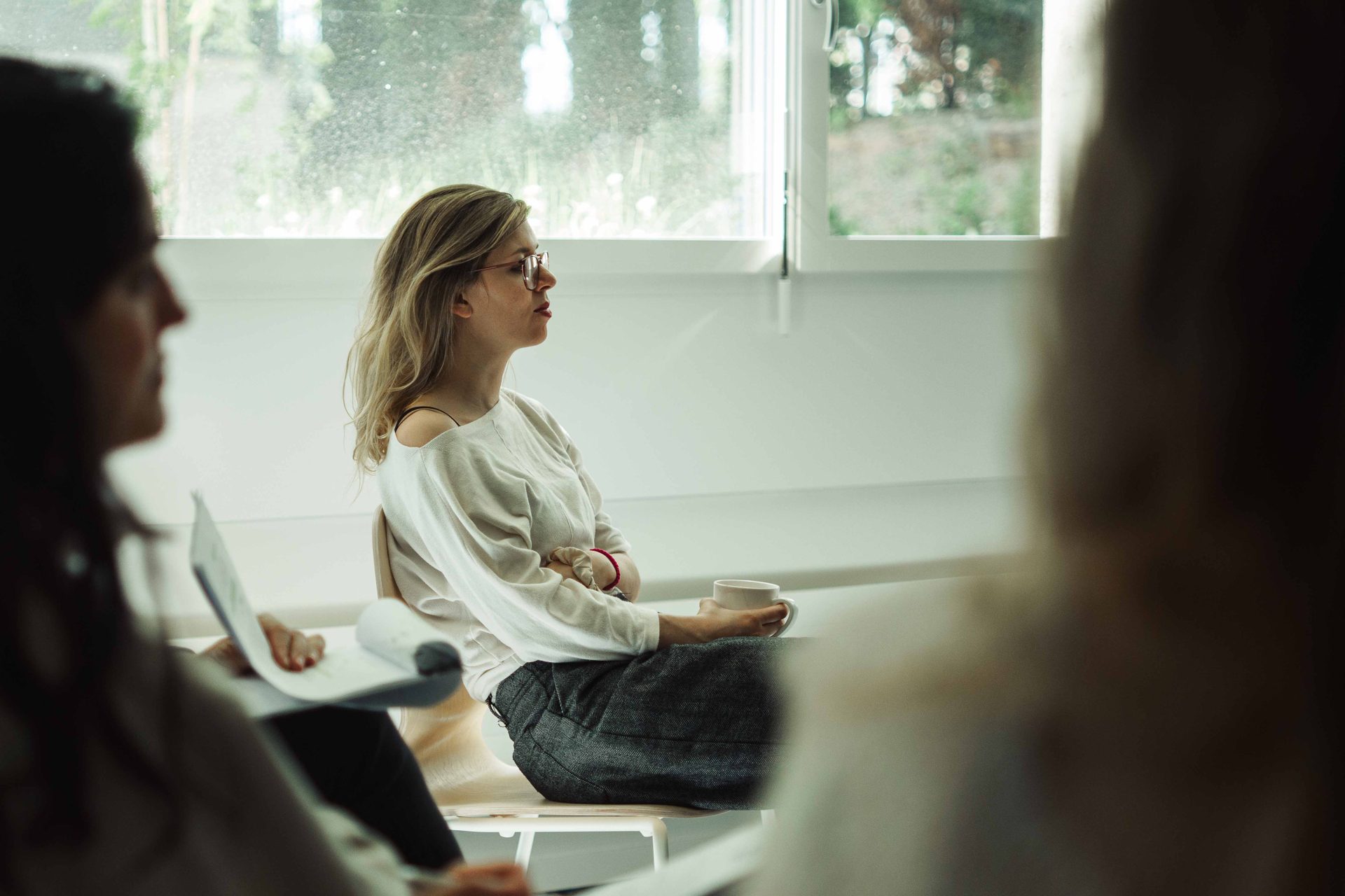Participants en séance de travail dans la salle de cours.
